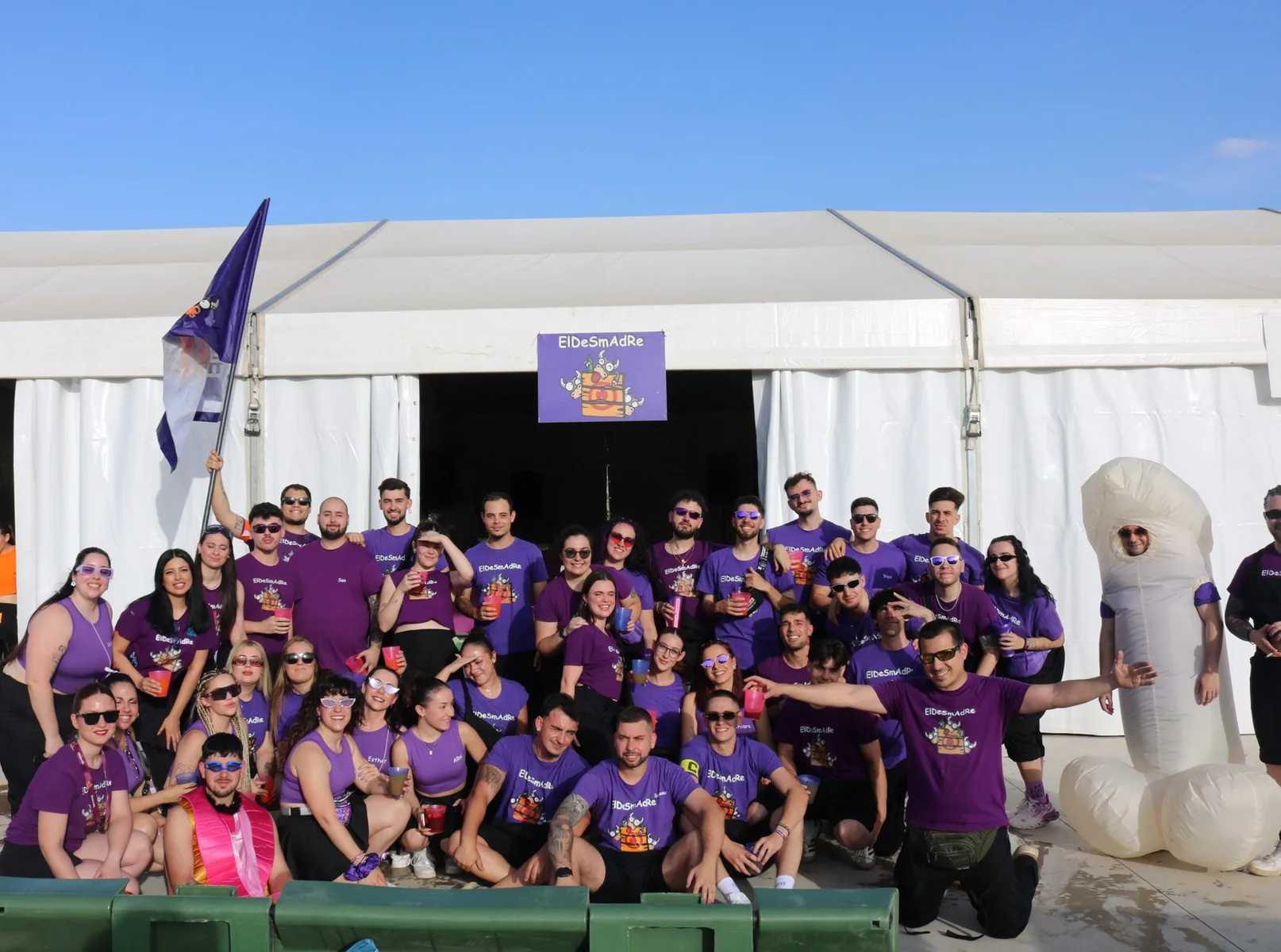 La peña El Desmadre reunida durante las fiestas